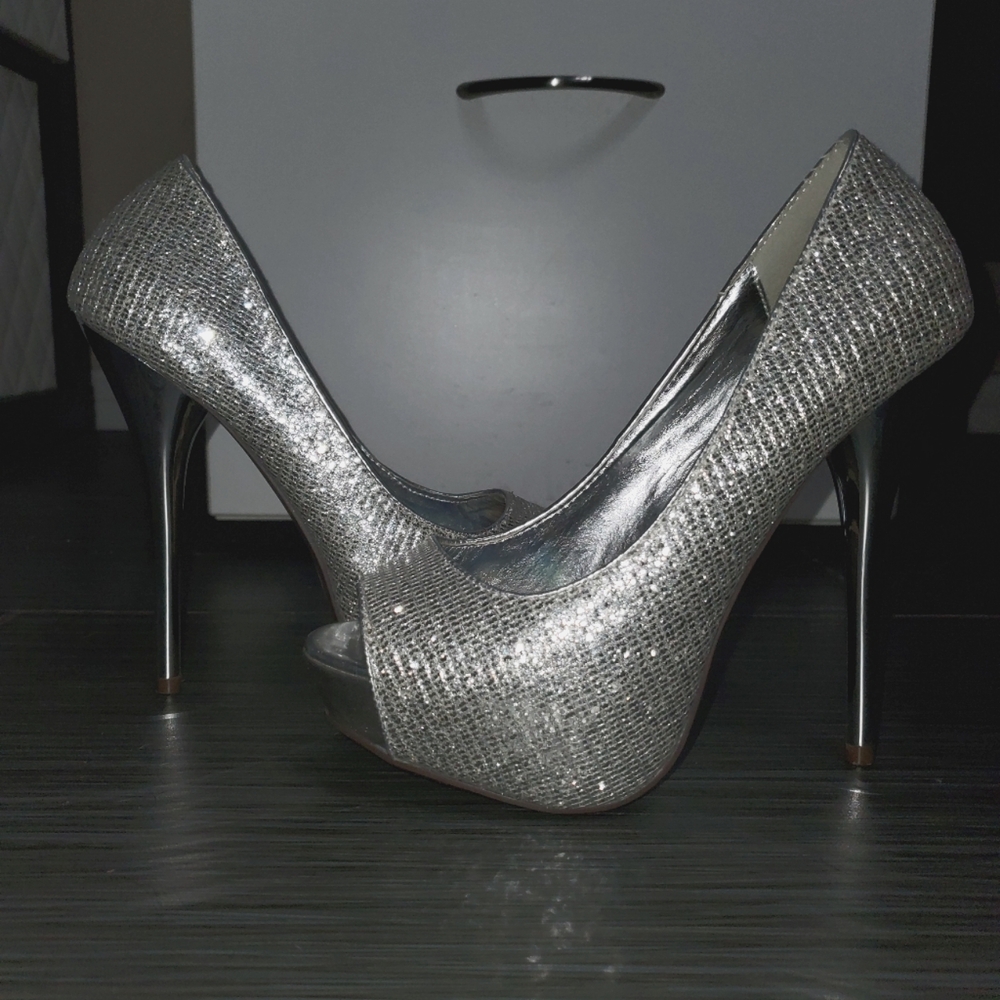 Elegant Silver Peep-Toe Heels Size 7 - Picture 7 of 10
